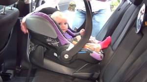 автолюльку для новорожденных крепят спиной по ходу автомобиля