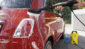 Эксперт АЮР: Какой штраф грозит за мытье автомобиля в неположенном месте