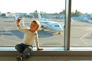 Мальчик на фоне самолета