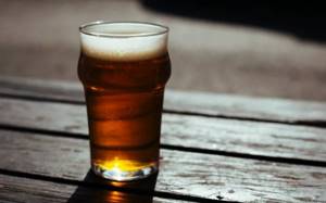 Можно ли пить безалкогольное пиво за рулем: сколько можно употребить, проценты промилле