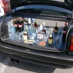 Можно ли по закону распивать алкоголь в салоне стоящего автомобиля?