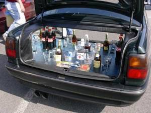 Можно ли по закону распивать алкоголь в салоне стоящего автомобиля?
