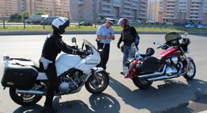 Проверка документов у мотоциклиста