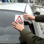 Знак на заднем стекле машины